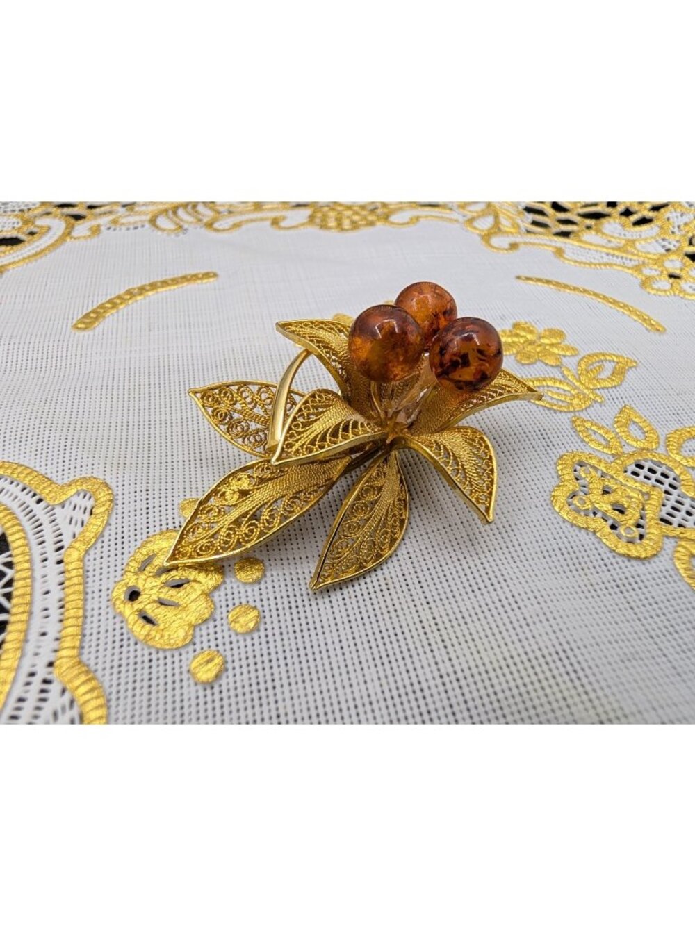 VTG Brooch Pendant Genuine Baltic Amber Berries Goldtone Filigree Leaf Natural